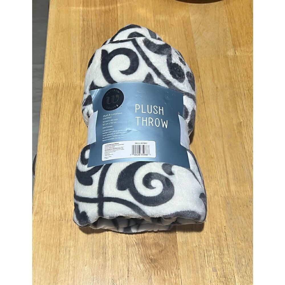 Wayland Square Swirl Pattern Plush & Luxurious Comfort Throw Blanket 50”x60” NEW